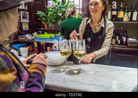 Vin blanc waitress à Cà de Ven bar à vin, Ravenne, Émilie-Romagne, Italie Banque D'Images