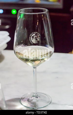 Un verre de vin blanc du Cà de Ven bar à vin, Ravenne, Émilie-Romagne, Italie Banque D'Images