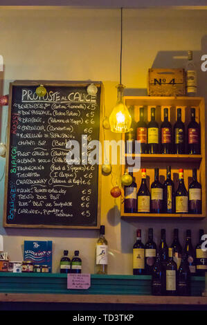 Liste des vins au bar à vin Baldovino, Ravenne, Émilie-Romagne, Italie Banque D'Images