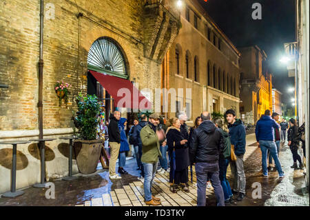 Cà à l'extérieur des buveurs de Ven Wine bar de nuit, Ravenne, Émilie-Romagne, Italie Banque D'Images