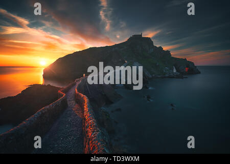 San juan de gaztelugatxe au beau coucher du soleil Banque D'Images