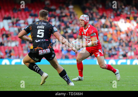 Castleford Tigers' Greg Eden (à gauche) et Saint Helens Theo Fages bataille pour la balle Banque D'Images