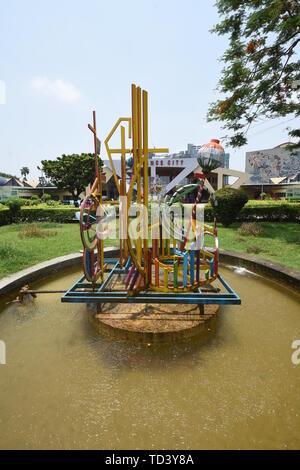 Sculpture cinétique au jardin de la Science City, Kolkata, Inde. Banque D'Images