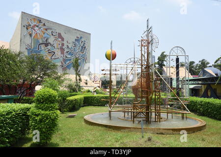 Sculpture cinétique au jardin de la Science City, Kolkata, Inde. Banque D'Images