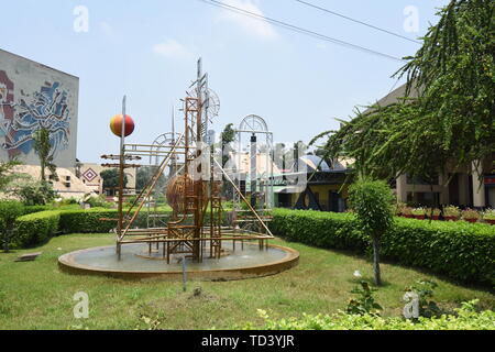 Sculpture cinétique au jardin de la Science City, Kolkata, Inde. Banque D'Images