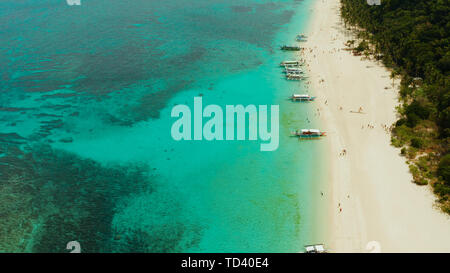 Concept de voyage : plage de sable avec des touristes et l'eau turquoise sur Boracay, Philippines, drone aérien. Seascape avec Puka Beach sur l'île tropicale. Billet d'été et vacances. Banque D'Images