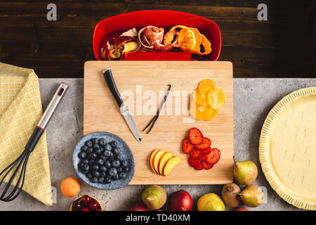 Tarte colorée Préparation tarte avec de la pâte fraîche et de fruits prêts à cuire Banque D'Images