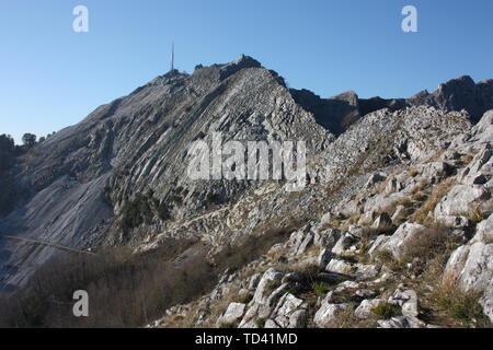 Un côté des pics des montagnes de la Toscane des Alpes Apuanes Montignoso. Apennins rocheuses un jour d'été Banque D'Images