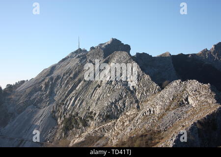 Un côté des pics des montagnes de la Toscane des Alpes Apuanes Montignoso. Apennins rocheuses un jour d'été Banque D'Images