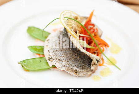 Le loup de la haute cuisine lave avec divers légumes Banque D'Images