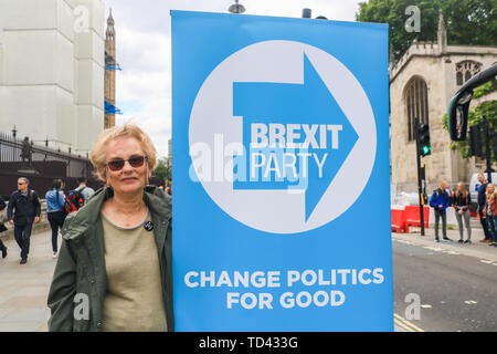 Un manifestant est titulaire d'un des pancartes qui dit changer la politique pour de bon lors de la manifestation. Brexit Manifestation devant les Chambres du Parlement, comme le parti conservateur fait l'objet d'une course à la direction de déicide pour un nouveau chef et premier ministre avec de fortes probabilités sur Pro Brexit Boris Johnson favori pour succéder à Theresa May. Banque D'Images