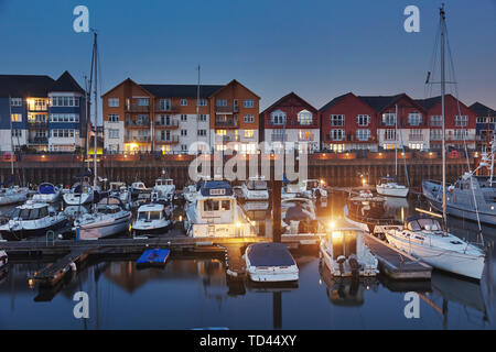 Un crépuscule vue du port moderne, logement à côté de l'estuaire de la rivière Exe, à Exmouth, Devon, Angleterre, Royaume-Uni, Europe Banque D'Images