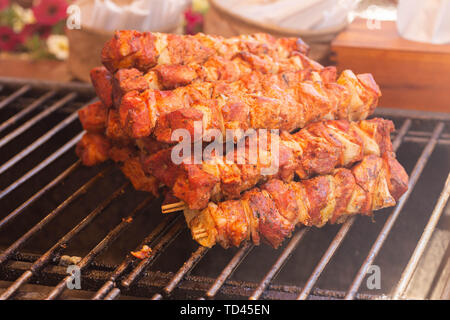 La torréfaction les brochettes sur le grill Banque D'Images