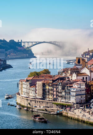 Vue vers le pont Arrabida, Porto, Portugal, Europe Banque D'Images