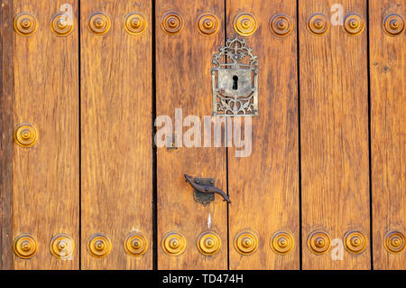 Serrure dans une vieille porte en bois lambrissé et patiné rouillé ; Banque D'Images
