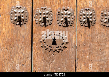Serrure dans une vieille porte en bois orné de meubles anciens ; poignée de porte et patiné rouillé Banque D'Images