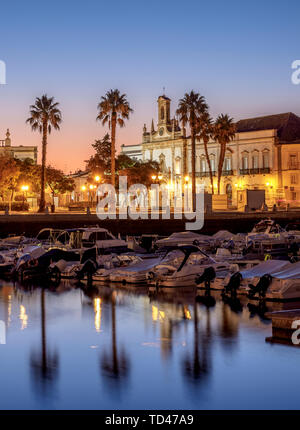 Vue sur Marina vers l'Arco da Vila à l'aube, Faro, Algarve, Portugal, Europe Banque D'Images