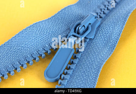 Fermeture éclair sur fond jaune Banque D'Images