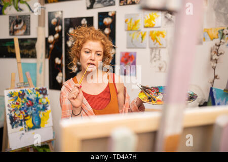 Art rousse étudiant. Art rousse sentiment d'étudiants ayant participé à l'université pour des tâches d'accueil Banque D'Images