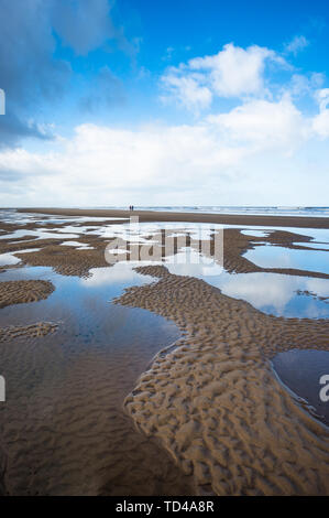 Les caractéristiques des piscines d'eau à marée basse sur la plage de Burnham Overy Staithe sur la baie de Holkham, côte nord de Norfolk, Norfolk, East Anglia, Angleterre Banque D'Images