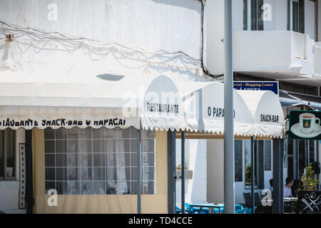 Quarteira, Portugal - Mai 1, 2018 : Avis d'un restaurant de poissons dans le centre ville de plage un jour de printemps Banque D'Images