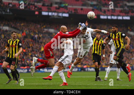 Heurelho Gomes de Watford poinçons clairement sous la pression de Raul Jimenez de Wolverhampton Wanderers - Watford v Wolverhampton Wanderers, l'Unis FA Cup Semi finale, au stade de Wembley, Londres - 7 avril 2019 Editorial Utilisez uniquement Banque D'Images