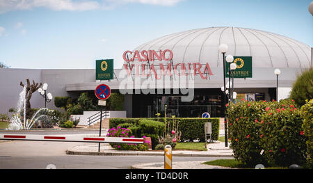 Vilamoura, Portugal - 1 mai 2018 : vue sur le luxe dans le casino de Vilamoura Beach town center un jour de printemps Banque D'Images