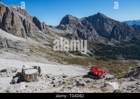 Avec les sacs à dos de randonnée touristique en montagne randonnée sur journée d'été. Homme randonnée dans les beaux paysages de montagne. Grimpeur et chalet de montagne à Dolomites Banque D'Images