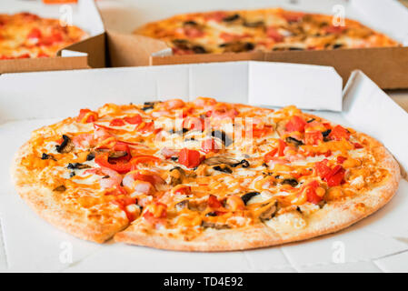 Délicieuse pizza Margherita avec tomates et fromage en boîte de papier Banque D'Images