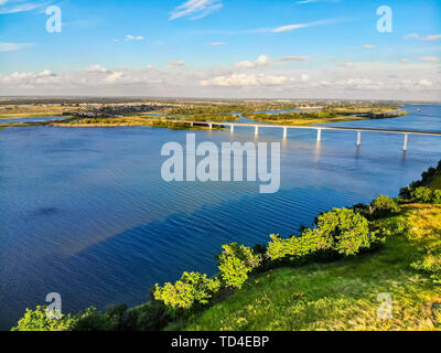 Avis de steppe et un pont moderne sur la rivière Don en Russie Banque D'Images