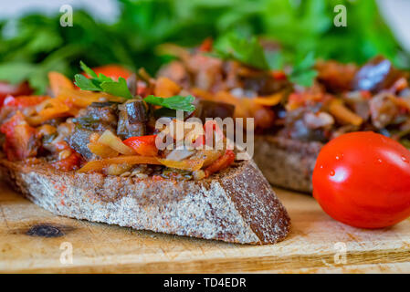 Close up accueil faite aubergine pate ou répartis sur le pain de seigle Banque D'Images