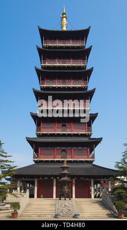 Vieille rue Bacheng continue le style architectural de la dynastie des Qing et la République de Chine, d'anciens bâtiments de la dynastie Qing et la République populaire de Chine sur les deux côtés. Stand des boutiques dans la soirée, l'eau de la rue de la rivière, face à l'oreiller rose, mur en pierre marbrée Daiwa les banques, les ports fluviaux décalés. La couleur de l'eau de la rivière de la ville est net, le bateau dans la rivière est comme la navette, un beau style Jiangnan canton de l'eau. Jusqu'à la veille de la libération, le modèle de base de la vieille rue est resté inchangé. Banque D'Images