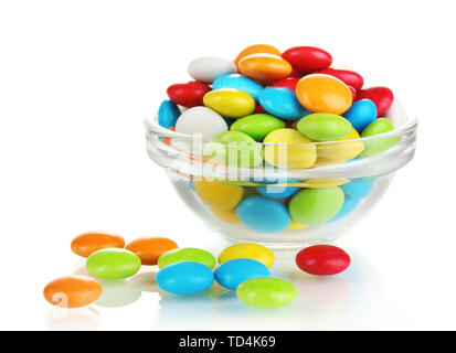 Bonbons colorés dans bol en verre isolated on white Banque D'Images