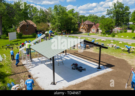 Detroit, Michigan - Bénévoles de Standard Cooper à construire un nouveau parc de la ville dans le quartier de Morningside. Le parc est en cours de construction où à propos d'un Banque D'Images