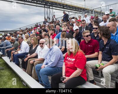 Council Bluffs, Iowa, États-Unis. 11 Juin, 2019. Les gens attendent de voir le président à l'atout de l'Iowa au sud-ouest de l'énergie renouvelable. Le président a visité l'atout de l'énergie renouvelable dans le sud-ouest de l'Iowa Council Bluffs mardi pour annoncer que son administration a été assouplissement des règles sur l'éthanol E15, un additif pour l'essence. L'Iowa est un des principaux producteurs d'éthanol aux États-Unis et les producteurs de maïs de l'Iowa espère que l'administration en matière de changement de règles E15 stimulera la demande de maïs. Crédit : Jack Kurtz/ZUMA/Alamy Fil Live News Banque D'Images