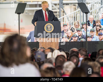 Council Bluffs, Iowa, États-Unis. 11 Juin, 2019. Le président américain, Donald J. Trump parle à l'Iowa et le Nebraska les agriculteurs et les représentants de l'industrie des biocarburants au sud-ouest de l'Iowa l'énergie renouvelable. Le président a visité l'atout de l'énergie renouvelable dans le sud-ouest de l'Iowa Council Bluffs mardi pour annoncer que son administration a été assouplissement des règles sur l'éthanol E15, un additif pour l'essence. L'Iowa est un des principaux producteurs d'éthanol aux États-Unis et les producteurs de maïs de l'Iowa espère que l'administration en matière de changement de règles E15 stimulera la demande de maïs. Crédit : Jack Kurtz/ZUMA/Alamy Fil Live News Banque D'Images