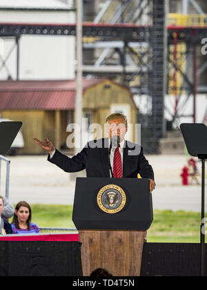 Council Bluffs, Iowa, États-Unis. 11 Juin, 2019. Le président américain, Donald J. Trump parle à l'Iowa et le Nebraska les agriculteurs et les représentants de l'industrie des biocarburants au sud-ouest de l'Iowa l'énergie renouvelable. Le président a visité l'atout de l'énergie renouvelable dans le sud-ouest de l'Iowa Council Bluffs mardi pour annoncer que son administration a été assouplissement des règles sur l'éthanol E15, un additif pour l'essence. L'Iowa est un des principaux producteurs d'éthanol aux États-Unis et les producteurs de maïs de l'Iowa espère que l'administration en matière de changement de règles E15 stimulera la demande de maïs. Crédit : Jack Kurtz/ZUMA/Alamy Fil Live News Banque D'Images