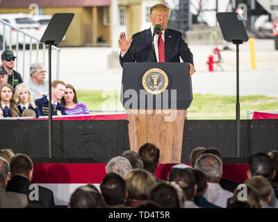 Council Bluffs, Iowa, États-Unis. 11 Juin, 2019. Le président américain, Donald J. Trump parle à l'Iowa et le Nebraska les agriculteurs et les représentants de l'industrie des biocarburants au sud-ouest de l'Iowa l'énergie renouvelable. Le président a visité l'atout de l'énergie renouvelable dans le sud-ouest de l'Iowa Council Bluffs mardi pour annoncer que son administration a été assouplissement des règles sur l'éthanol E15, un additif pour l'essence. L'Iowa est un des principaux producteurs d'éthanol aux États-Unis et les producteurs de maïs de l'Iowa espère que l'administration en matière de changement de règles E15 stimulera la demande de maïs. Crédit : Jack Kurtz/ZUMA/Alamy Fil Live News Banque D'Images