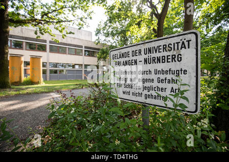 Nuremberg, Allemagne. 11 Juin, 2019. Le "terrain de l'Université d'Erlangen - Nuremberg' est située à l'entrée du domaine de la FAU campus le Regensburger Straße. L'arriéré des rénovations à l'université de Erlangen-Nuremberg est clairement évident sur le campus de la FAU. Un certain nombre de bâtiments universitaires ne rajeunissent pas et, selon les étudiants, ont un besoin urgent de rénovation. (Dpa-Korr : 'équipement souterrain - Différend par rapport à la remise en retard à l'Université d'Erlangen' à partir de 12.06.2019) Crédit : Daniel Karmann/dpa/Alamy Live News Banque D'Images