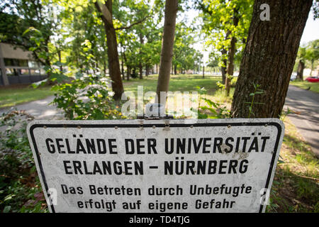 Nuremberg, Allemagne. 11 Juin, 2019. Le "terrain de l'Université d'Erlangen - Nuremberg' est située à l'entrée du domaine de la FAU campus le Regensburger Straße. L'arriéré des rénovations à l'université de Erlangen-Nuremberg est clairement évident sur le campus de la FAU. Un certain nombre de bâtiments universitaires ne rajeunissent pas et, selon les étudiants, ont un besoin urgent de rénovation. (Dpa-Korr : 'équipement souterrain - Différend par rapport à la remise en retard à l'Université d'Erlangen' à partir de 12.06.2019) Crédit : Daniel Karmann/dpa/Alamy Live News Banque D'Images