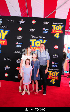 Hollywood, Californie, USA 11 Juin 2019 L'actrice Alyson Hannigan, filles et Satyana Denisof Keeva Jane Marie Denisof Alexis Denisof et assister à la première mondiale de Disney et Pixar Toy Story 4 '' le 11 juin 2019 au El Capitan Theatre à Hollywood, Californie, USA. Photo de Barry King/Alamy Live News Banque D'Images