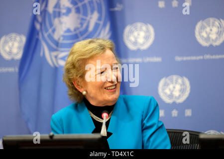 (190612) -- ORGANISATION DES NATIONS UNIES, le 12 juin 2019 (Xinhua) -- Mary Robinson, président des Anciens, réagit au cours d'un point de presse au siège des Nations Unies à New York, le 11 juin 2019. Mary Robinson a mis en garde mardi contre un fiasco nucléaire, comme l'attention voulue n'est pas accordée à cette question. "Nous sommes plus près de l'horloge du jugement dernier (minuit) que nous ne l'avons jamais été, et pourtant, il n'est pas une question qui s'est imposé dans le sens de ce que sont les crises en cours dans notre monde", dit-elle, faisant référence à un symbole qui représente la probabilité d'une catastrophe mondiale. (Xinhua/Muzi Li) Banque D'Images