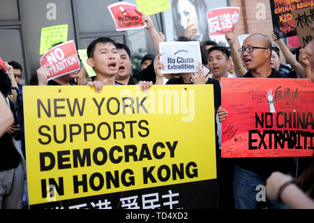 New York City, United States. 09Th Juin, 2019. Les slogans des manifestants scander tout en tenant des pancartes pendant la manifestation. Des centaines de manifestants manifestation à New York pour protester contre les lois sur l'extradition chinois Hong Kong. Les manifestants se sont réunis à Times Square puis ont marché vers l'ambassade de Chine sur la ville, côté ouest. Credit : SOPA/Alamy Images Limited Live News Banque D'Images