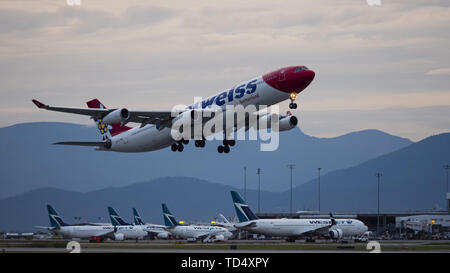 Richmond, Colombie-Britannique, Canada. 4 juin, 2019. Un Edelweiss Air Airbus A340-313X (HB-JMG) de large-corps en suspension dans l'avion de ligne après le décollage. La compagnie aérienne de loisirs suisse est la propriété exclusive de Swiss International Air Lines, partie du groupe Lufthansa. Credit : Bayne Stanley/ZUMA/Alamy Fil Live News Banque D'Images