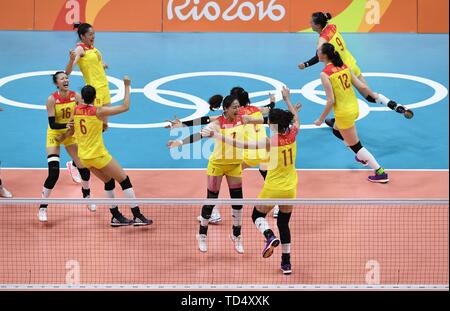 Beijing, le Brésil. 20e Août, 2016. Les membres de l'équipe de volleyball féminin de la Chine célèbrent après avoir remporté la médaille d'or aux Jeux Olympiques de Rio de Janeiro, Brésil, 20 août 2016. Cette année marque le 70e anniversaire de la fondation de la République populaire de Chine (RPC). Le 5 avril 1959, Rong Guotuan a remporté le champion de l'événement masculin à la 25e Championnats du Monde de Tennis de Table ITTF à Dortmund, en Allemagne, de plus en Chine, pour la première fois, un champion du monde. Les joueurs chinois ont fait plus de succès au cours de la 60 ans depuis. Credit : Qi Heng/Xinhua/Alamy Live News Banque D'Images