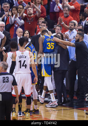 Beijing, Chine. 10 Juin, 2019. Golden State Warriors Kevin Durant l'avant hors du court promenades après avoir subi une blessure en Match 5 des finales de la NBA à Toronto, le 10 juin 2019. Credit : Zou Zheng/Xinhua/Alamy Live News Banque D'Images