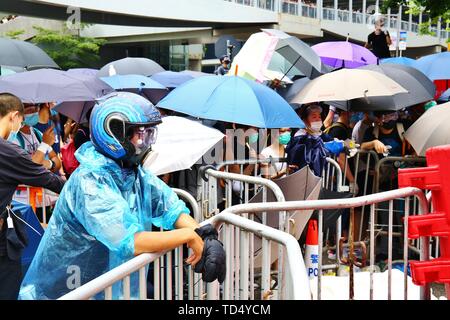 Hong Kong. 12 Juin, 2019. Hong Kong - le 12 juin 2019. Des milliers de manifestants ont entouré des bâtiments gouvernementaux à Hong Kong pour protester contre un projet de loi sur l'extradition controversée. Gonzales : Crédit Photo/Alamy Live News Banque D'Images