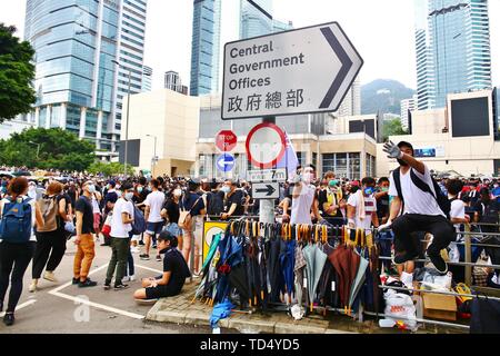 Hong Kong. 12 Juin, 2019. Hong Kong - le 12 juin 2019. Des milliers de manifestants ont entouré des bâtiments gouvernementaux à Hong Kong pour protester contre un projet de loi sur l'extradition controversée. Gonzales : Crédit Photo/Alamy Live News Banque D'Images