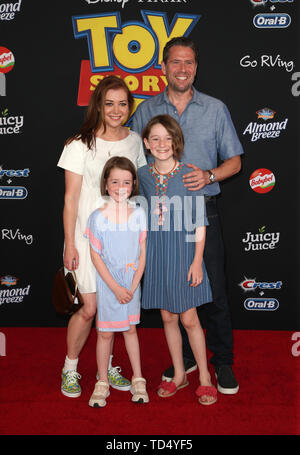 Hollywood, CA. 11 Juin, 2019. Alyson Hannigan, Alexis Denisof, Marie Satyana Denisof, Keeva Jane Denisof, lors de la première de Disney et Pixar Toy Story 4' 'au El Capitan Theatre à Hollywood, Californie le 11 juin 2019. Credit : Faye Sadou/media/Alamy Punch Live News Banque D'Images