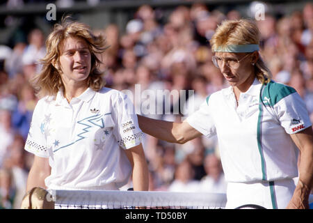 Wimbledon, Grossbritannien. 12 Juin, 2019. Steffi GRAF fête son 50e anniversaire le 14 juin 2019, vainqueur Steffi Graf, Allemagne, reçoit les félicitations de son adversaire, Martina Navratilova sur le net, format Paysage, finale Steffi Graf, l'Allemagne, contre Martina Navratilova, USA, tennis, final de l'All England Lawn Tennis Club, championnats et crocket Ì ? Å L'utilisation dans le monde entier | Credit : dpa/Alamy Live News Banque D'Images